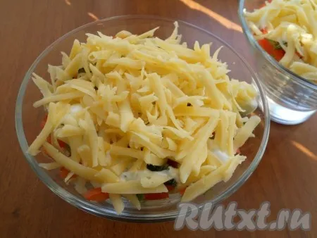 Сверху салат посыпать натертым на крупной терке сыром. 
