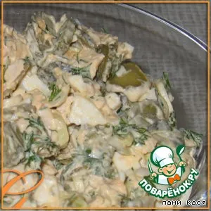 Рецепт: Салат с курицей и маринованными огурцами