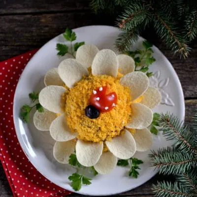 Праздничный куриный салат «Цветок» - рецепт с фото