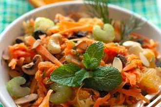 Рецепт: Пикантный морковный салат с апельсином