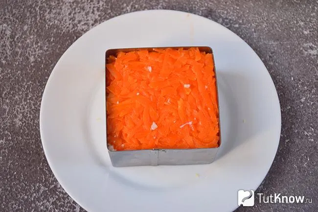 Слой морковки в форме для салата