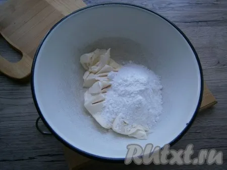 Для приготовления теста к размягченному маслу или маргарину добавить сахарную пудру и ванилин. 
