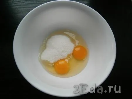 К яйцам добавить сахар и соль.