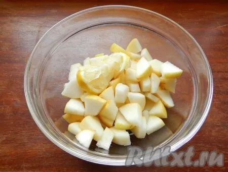 Груши вымыть, удалить сердцевину и нарезать небольшими кусочками. Чтобы кусочки груши не потемнели, их можно сбрызнуть лимонным соком.