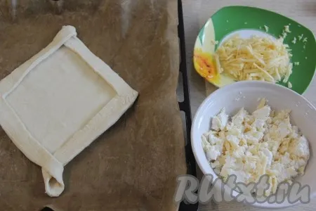 Немного сыра отложить, он нам потребуется в дальнейшем для посыпки хачапури сверху. Соединить творог и оставшийся сыр, перемешать и начинка готова.