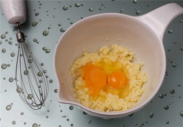 В масляную смесь добавить яйца