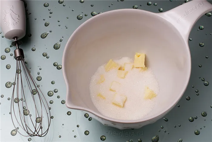 В миску выложить мягкое сливочное масло и сахар