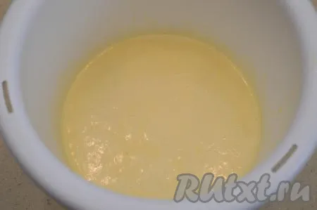 Растопленное масло добавить в смесь яиц и сахара, перемешать венчиком яично-масляную смесь.