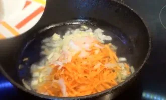 жарим лук с морковью