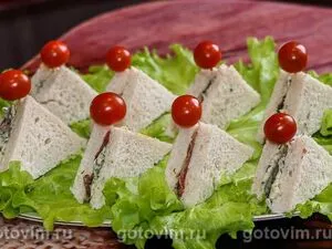 Сэндвичи с красной рыбой, сливочным сыром и помидорами черри