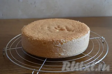 Готовим бисквит. Процесс приготовления вы можете посмотреть в моем рецепте торта 