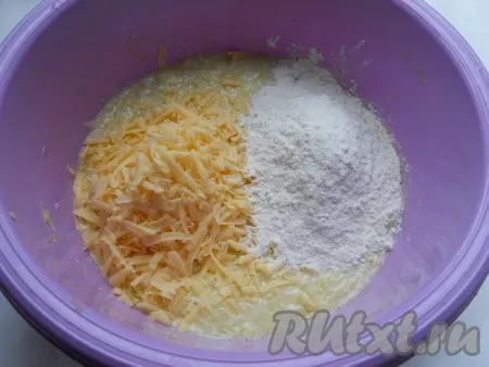 Хорошо перемешать и добавить просеянную муку и натертый на крупной терке сыр.
