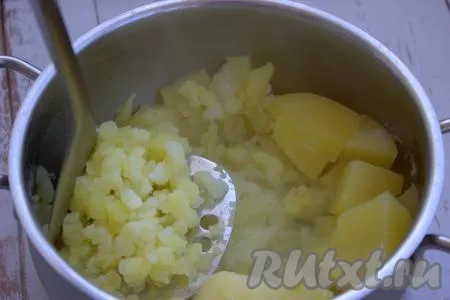 Как только сварится картошка, сразу лишнюю воду из кастрюли слить, затем при помощи толкушки помять картофель до получения однородного пюре.
