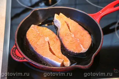 Стейк лосося на сковороде в ароматном масле с чесноком, лимоном и медом, Шаг 02