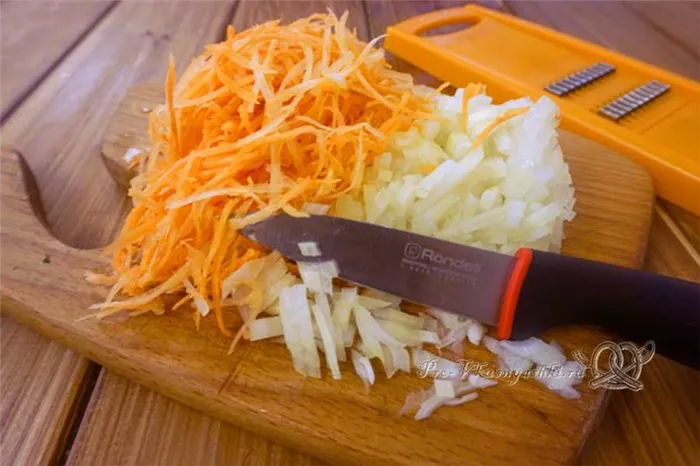 Куриный суп со звездочками - нарезаем лук и морковь