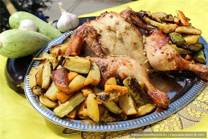 Курица целиком на решётке, запечённая в духовке с овощами