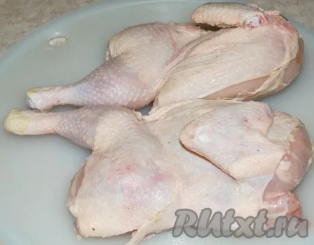 Курицу помыть, обсушить и разрезать на две половинки вдоль хребта.