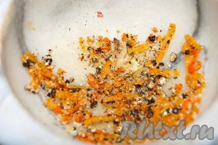 В ступке растолочь апельсиновую цедру, перец горошком и соль.