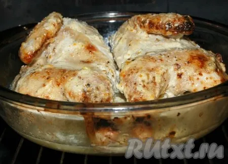 Запекать примерно 45 минут. Периодически доставать курицу и смазывать оставшимся чесночно-сметанным соусом. 