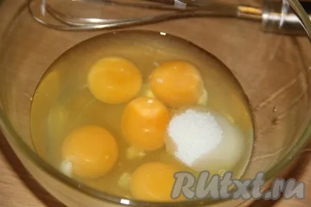 Приготовить блинное тесто, для этого нужно соединить яйца, сахар и соль. 
