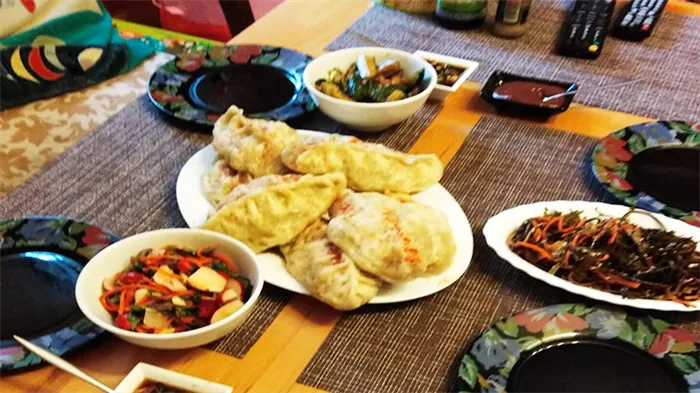 Стол с корейскими блюдами