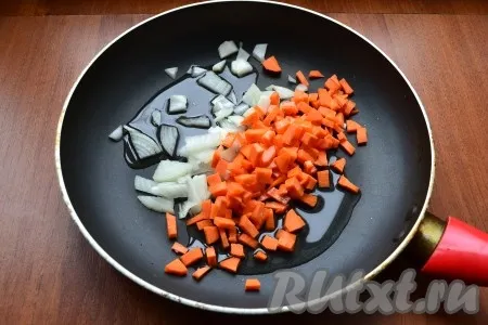 Лук и морковь нарезать небольшими кубиками и поместить в сковороду с растительным маслом.
