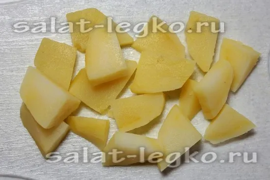 картофель отварить и нарезать