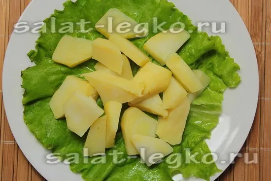 выложить листья салата, картофель