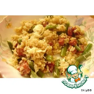 Рецепт: Жареный рис с колбасой и зеленой фасолью