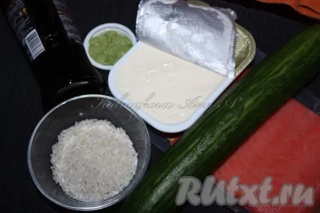 Салат со слабосолёной форелью и огурцом - фото шаг 2