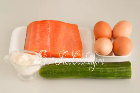 Салат с красной рыбой, огурцом и яйцами. Шаг 1