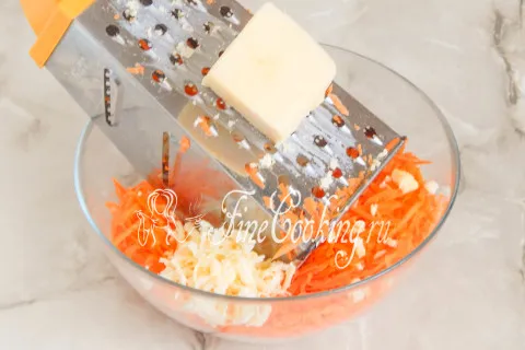 Салат с морковью, сыром и чесноком. Шаг 3