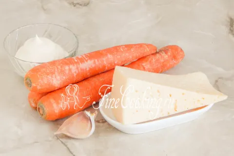 Салат с морковью, сыром и чесноком. Шаг 1