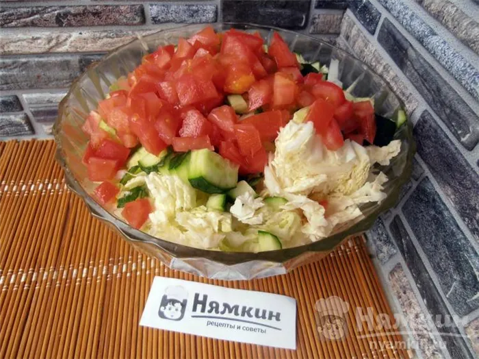 Салат из пекинской капусты с помидорами и огурцами - фото шаг 3