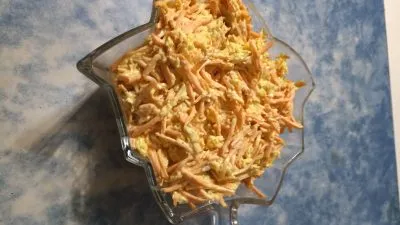 Простой салат из моркови с сыром