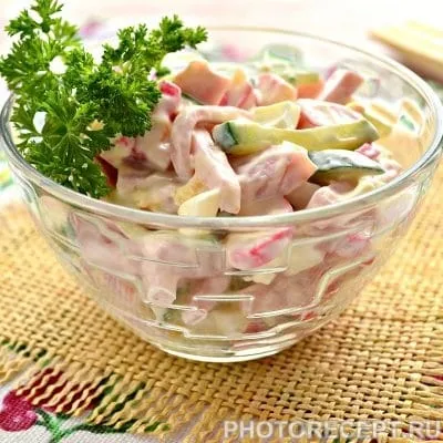 Салат с крабовыми палочками и ветчиной - рецепт с фото