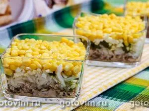 Слоеный салат с консервированной рыбой, рисом и кукурузой