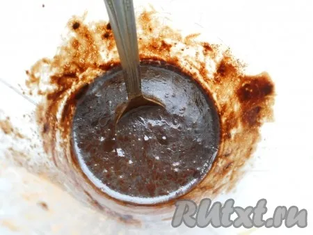 Отлить небольшое количество смеси отдельно и растворить в ней какао-порошок.