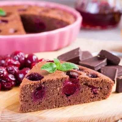 Шоколадный пирог с вишней - рецепт с фото