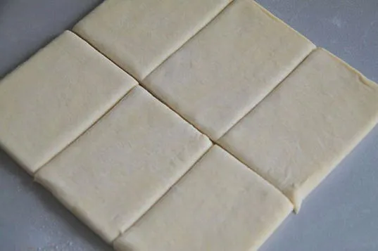 Конвертики из слоеного теста с колбасой и сыром