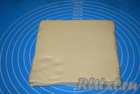 Разморозить готовое слоеное тесто, оставив его при комнатной температуре на 2-3 часа.