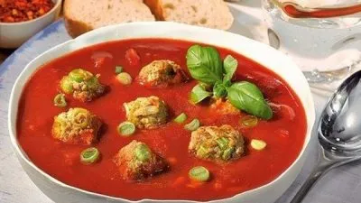 Томатный суп с фрикадельками и итальянскими травами