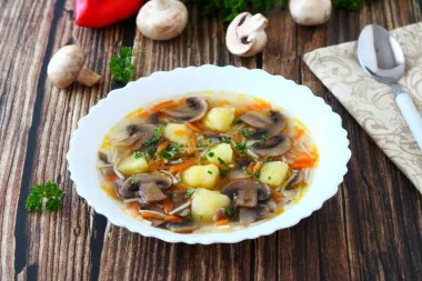 Грибной суп из шампиньонов с вермишелью и картофелем