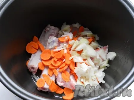 Добавить порезанные репчатый лук и морковь. Готовить на том же режиме еще 10 минут.
