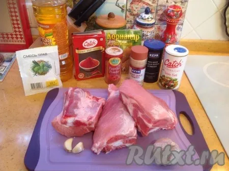 Подготовим необходимые продукты для приготовления свиных ребрышек с картошкой в духовке. Свиные рёбрышки моем и обсушиваем бумажным полотенцем.