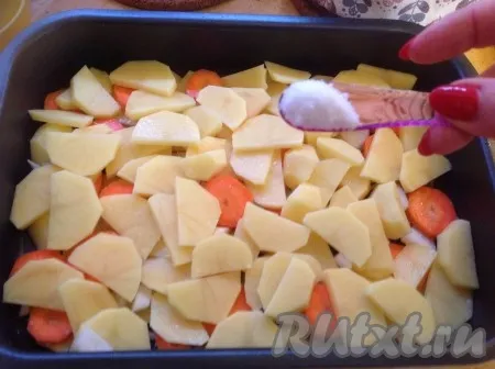 Чистим картошку и морковь, нарезаем некрупно и выкладываем на противень, предварительно переложив мясо во временную посуду. Солим картошку и морковь. 