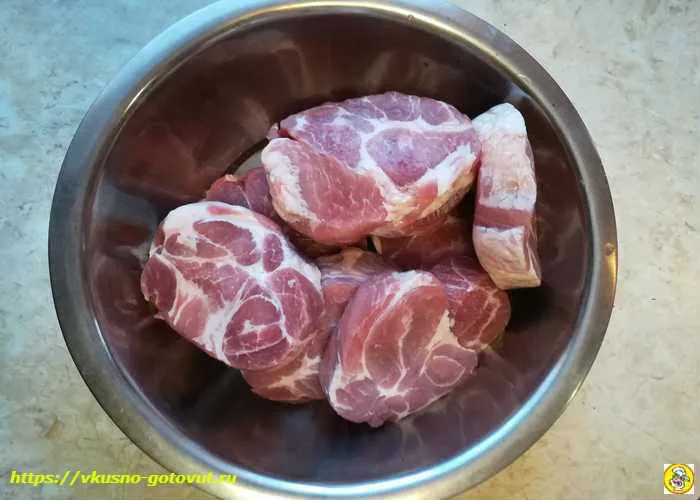 Куски мяса свинины в миске