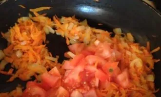 Обжарить лук, морковь и помидоры