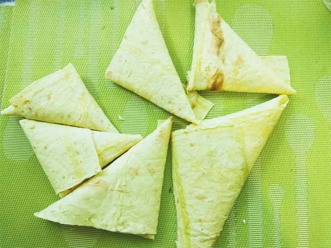 Треугольники из лаваша с творогом, сыром и зеленью на сковороде