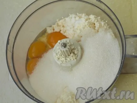Смешиваем яйца, творог, сахар и ванильный сахар до однородной массы. 